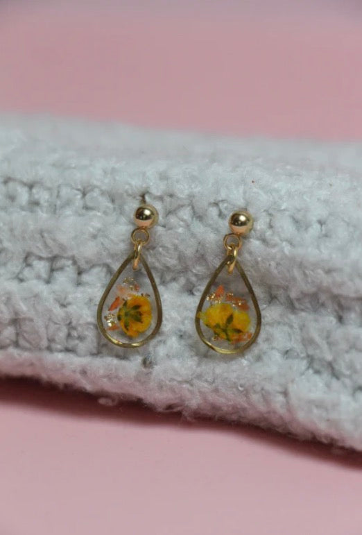 Atelier créatif de fabrication de bijoux pampilles en fleurs séchées et résine avec Marguerite à Wahlbach le 21/12 🌸